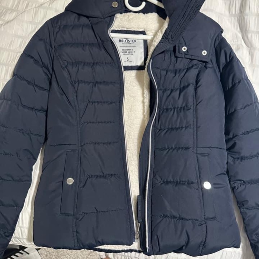 Hollister puffer jacket!!